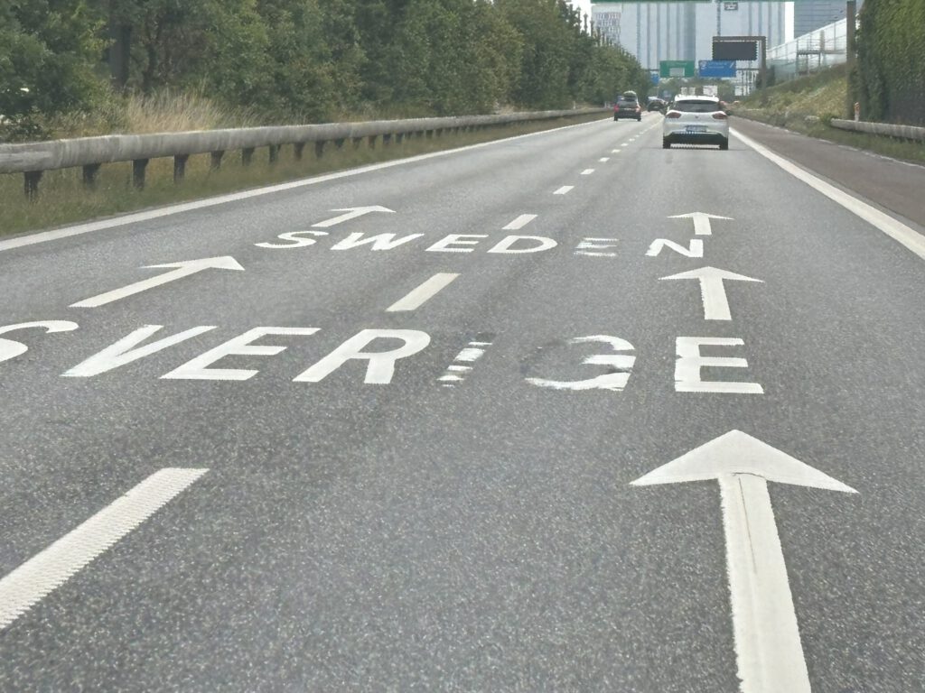 Straßenmarkierungen Richtung Schweden.