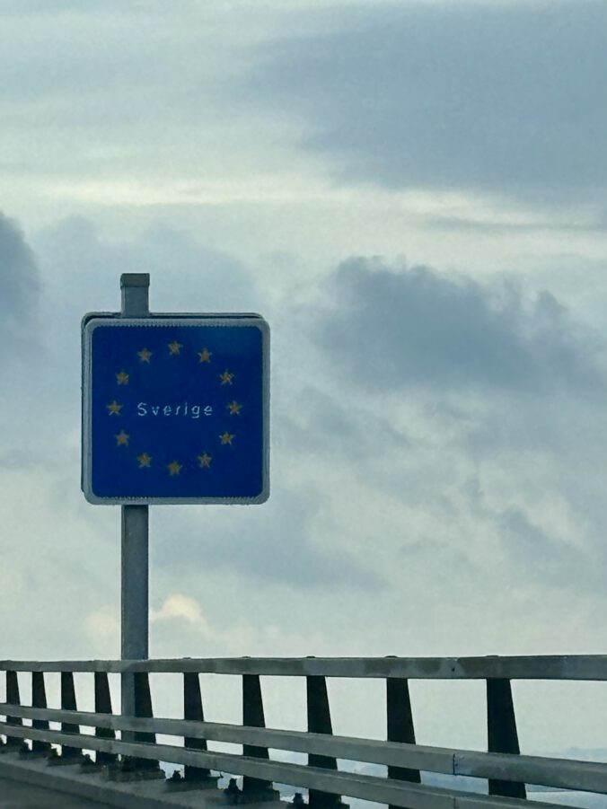 Landesschild für Schweden auf der Öresundbrücke.