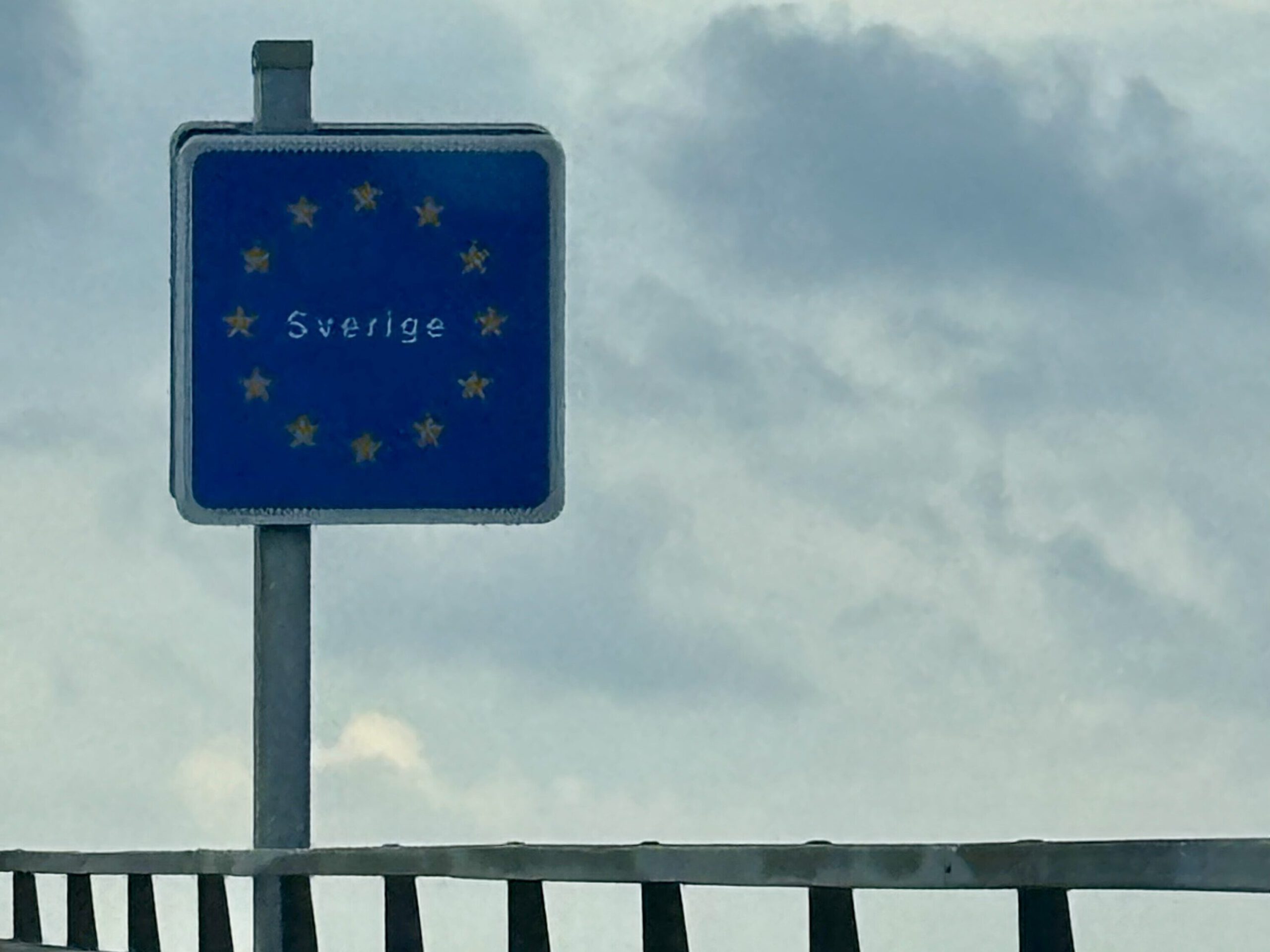 Landesschild für Schweden auf der Öresundbrücke.