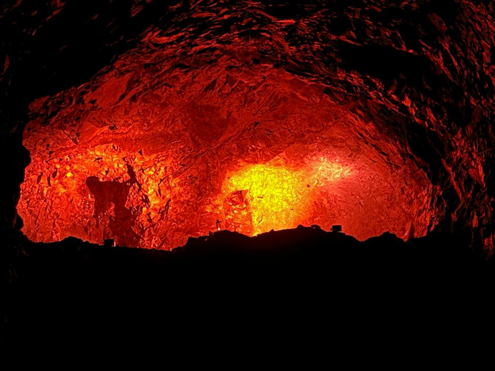 Rote Beleuchtung im Bergwerk.