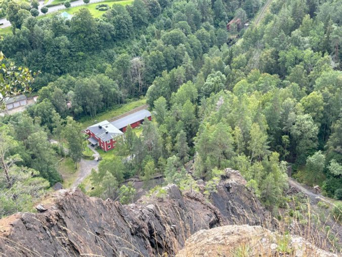 Blick vom Berg auf das Bergwerksgebäude.