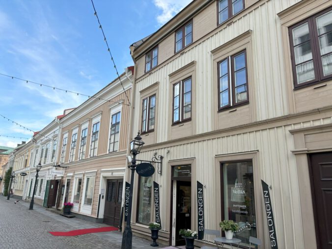 Straße mit beigen Häusern.