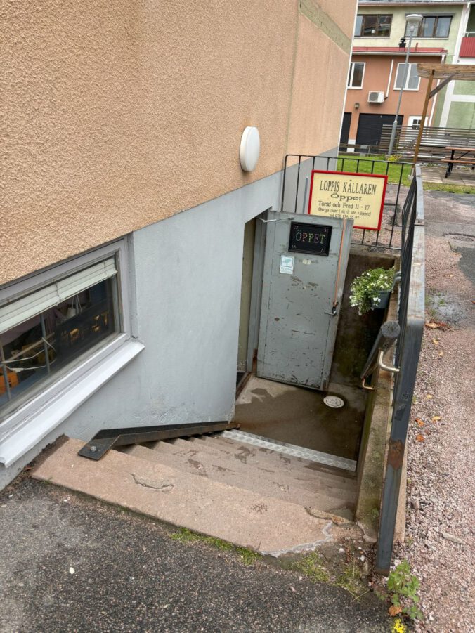 Kellertreppe zum Eingang des Loppis.