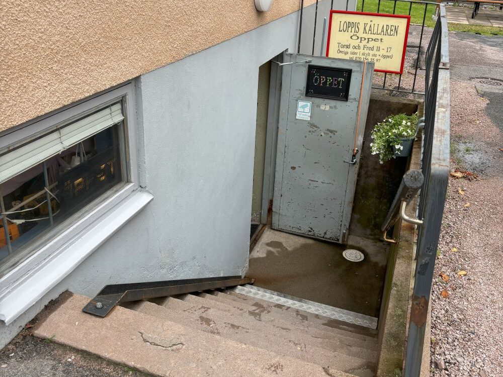 Kellertreppe zum Eingang des Loppis.