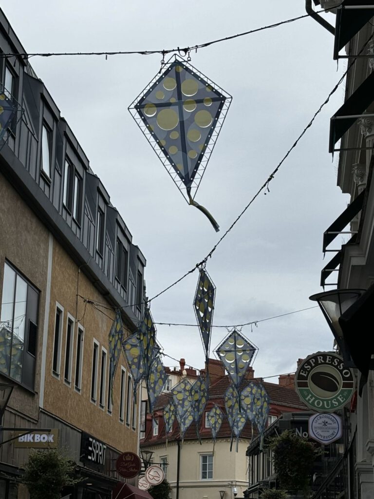 Über die Straße gespannter Drachen.