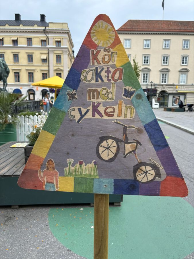 Buntes Straßenschild.