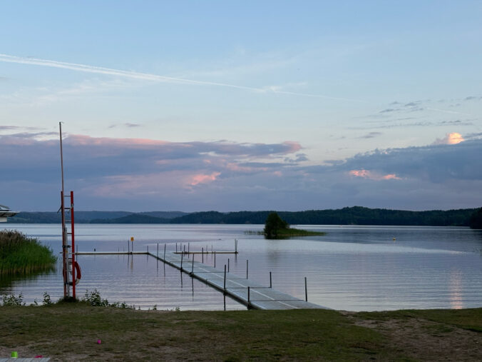Badesteg im abendlichen See.