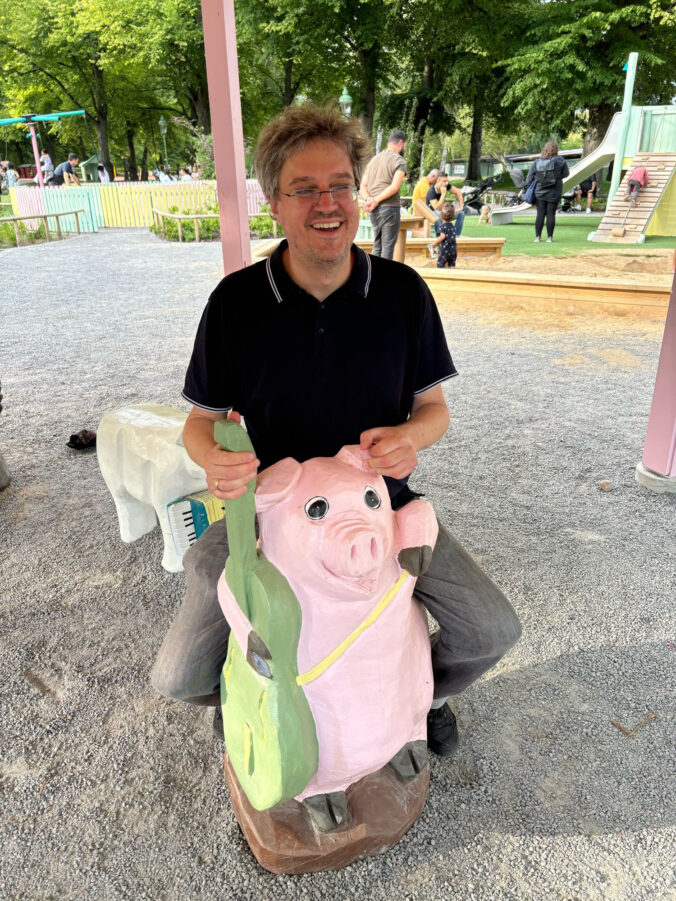 Andreas auf einem Karussellschwein.