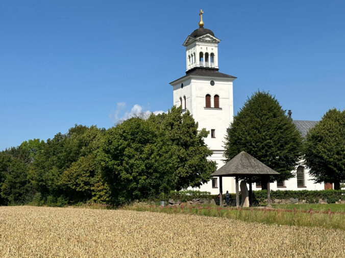 Runenstein vor Kirche.