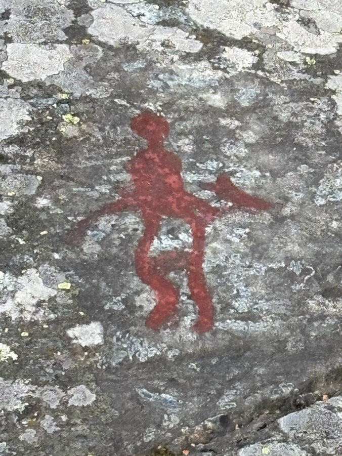 Steinzeichnung eines Menschen.