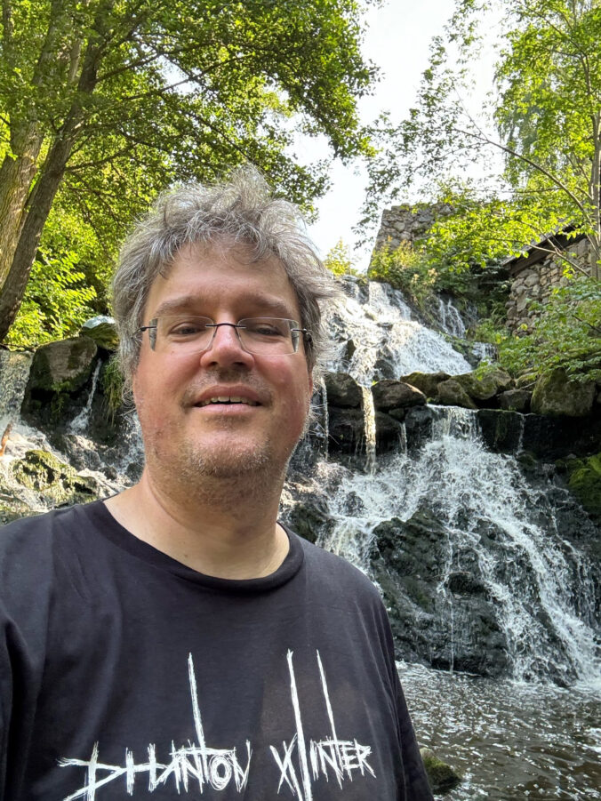 Andreas vor Wasserfall.