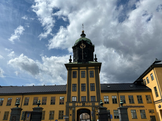 Großes gelbes Gebäude.