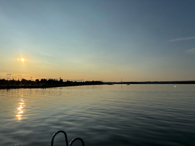 Abendhimmel über Fjord.