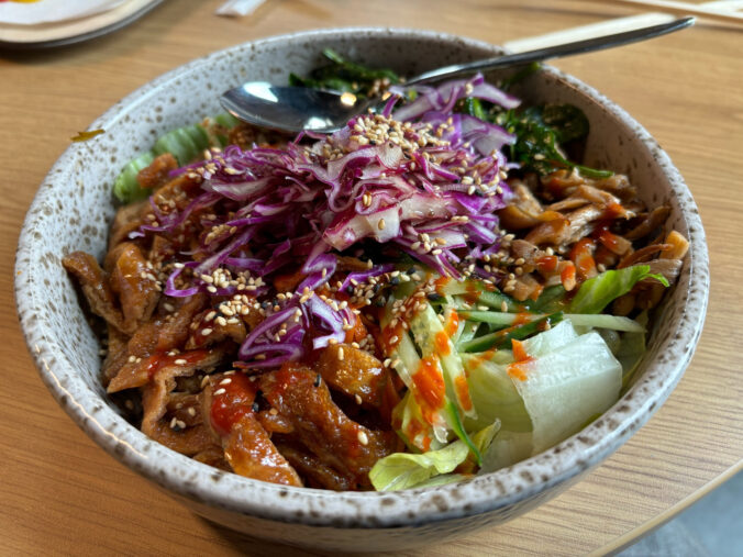 Schüssel mit koreanischem Essen.