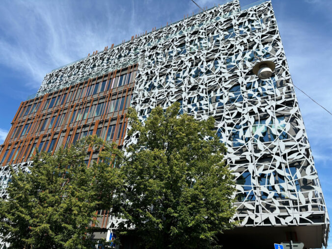 Futuristische Hausfassade.