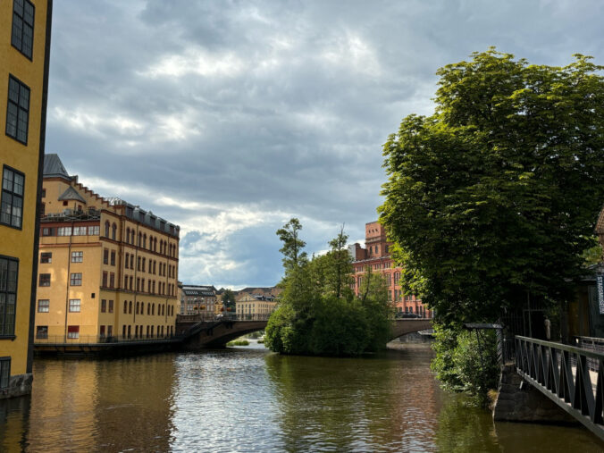 Große gelbe Gebäude am Ufer eines Flusses.