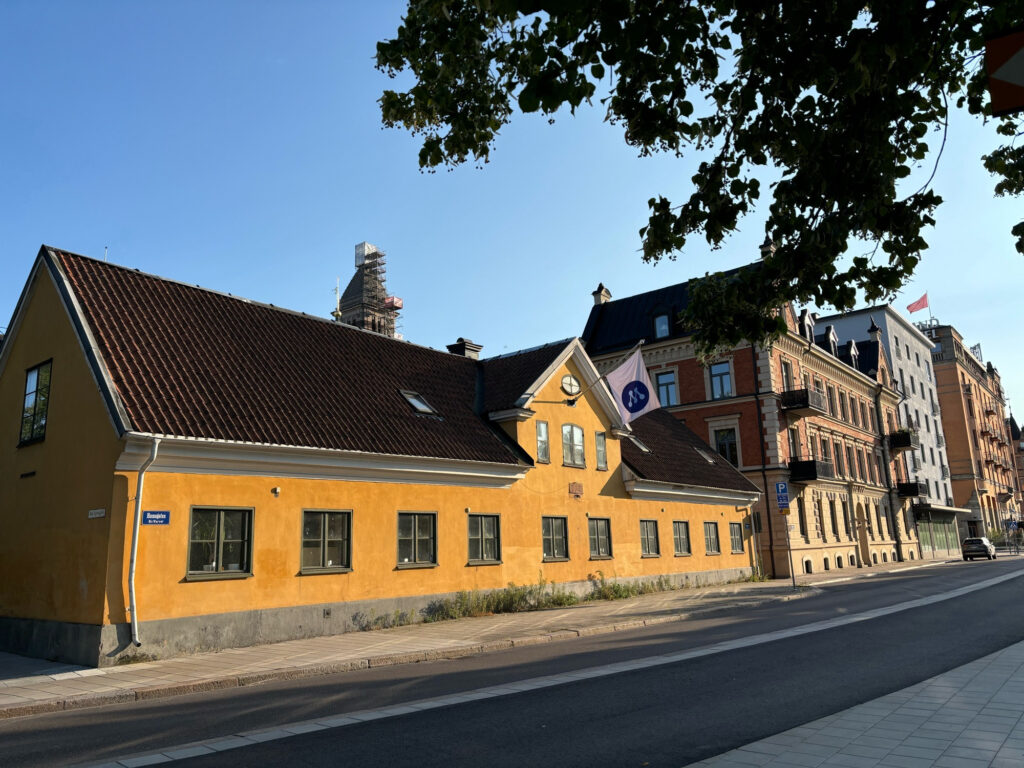 Langes gelbes Haus.