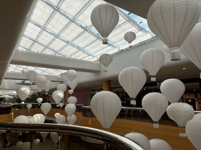 Luftballondekoration an Decke.