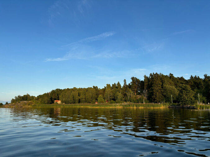 Blick auf abendlichen Fjord.
