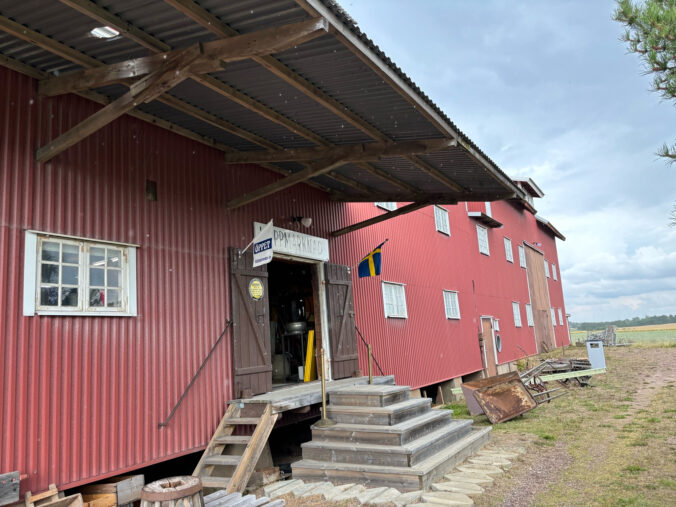 Eingang zur Loppis-Scheune.