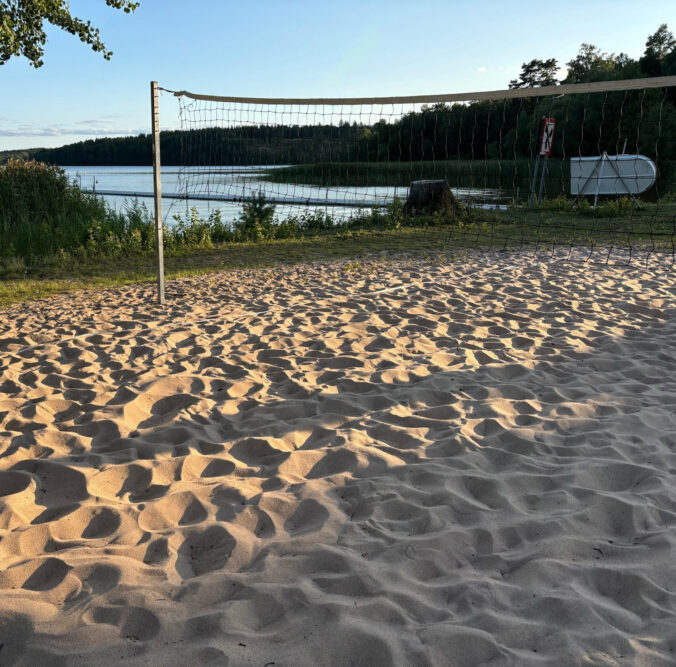 Beachvolleyballfeld.