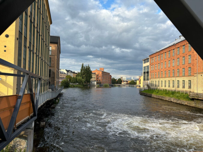 Von Gebäuden umsäumter Fluss.