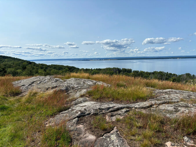 Blick über Felsen auf den Vättern.
