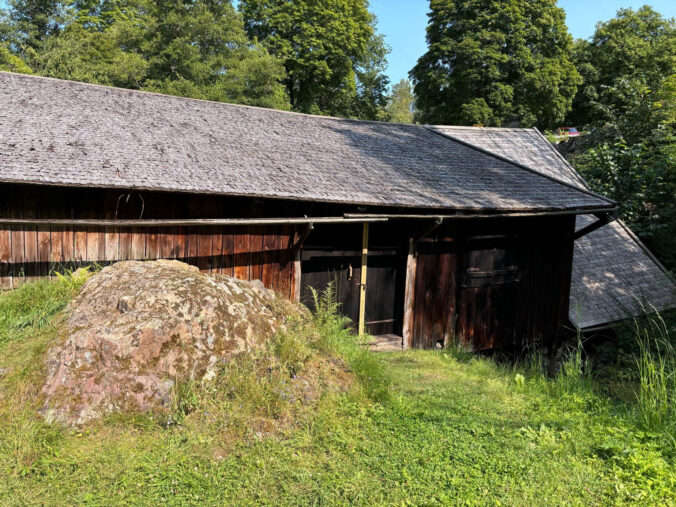 Altes Mühlengebäude aus Holz.