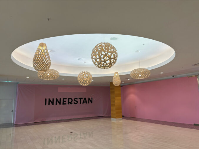 Lichte Dekoration an Decke.