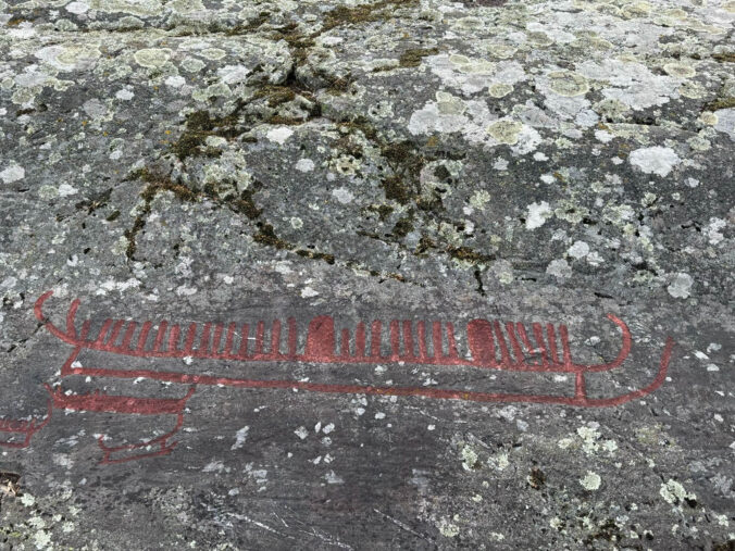 Steinzeichnung eines Bootes.